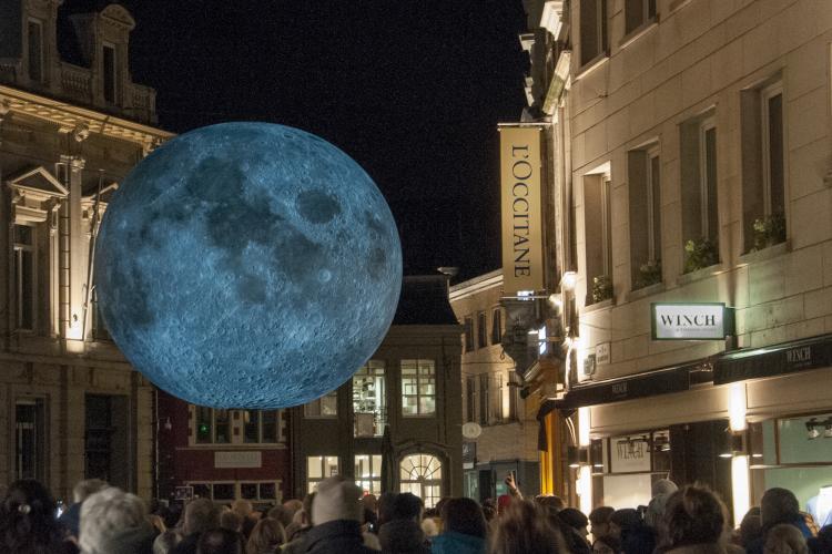 Toch een duidelijk blauwe maan tijdens het Gentse lichtfestival op 2 februari 2018